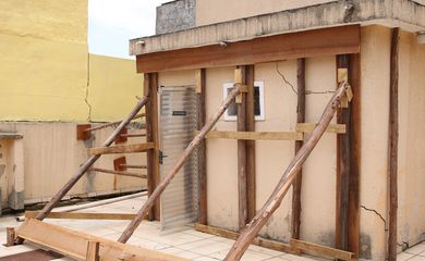  Moradores são obrigados a deixar as casas após desmoronamento de muro do condomínio em Vila Carmosina, na zona leste.