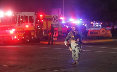 MAN02. THOUSAND OAKS (ESTADOS UNIDOS), 08/11/2018.- Miembros de la policía aseguran la carretera del lugar del tiroteo, que ha causado al menos 11 heridos, en el Borderline Bar and Grill en la localidad de Thousand Oaks, California, Estados