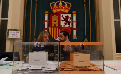 Two workers are seen during general election in Madrid, Spain, November 10, 2019. REUTERS/Jon Nazca