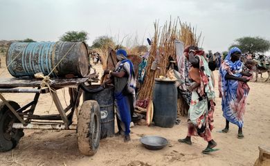 Mulher sudanesa que fugiu da violência em seu país tenta coletar água de barril na fronteira entre Sudão e Chade
26/04/2023 REUTERS/Mahamet Ramdane