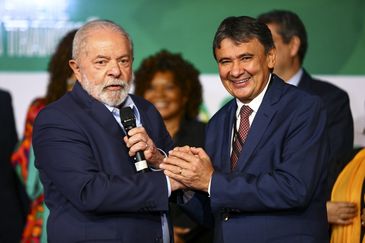 The president-elect, Luiz Inácio Lula da Silva, and the future Minister of Social Development, Wellington Dias, during the announcement of new ministers who will compose the government.