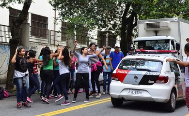 São Paulo - Estudantes da Escola Estadual Godofredo Furtado, em Pinheiros, interditam parcialmente a via em protesto contra a proposta da Secretaria da Educação de reorganização escolar (Rovena Rosa/Agência Brasil)