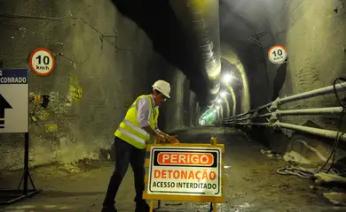 Governador do Rio, Luiz Fernando Pezão, acompanha por telão detonação do último trecho de rocha que ainda separa os bairros São Conrado e Gávea, sob o Morro Dois Irmãos, da Linha 4 do Metrô (Tânia Rêgo/Agência Brasil)