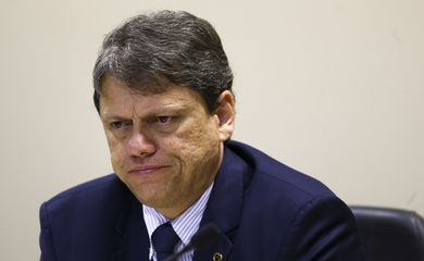 O ministro da Infraestrutura, Tarcísio Gomes de Freitas, durante cerimônia para assinatura de portarias que vão alterar as áreas de poligonais de 16 portos organizados do Brasil.
