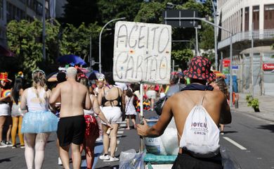 Rio de Janeiro (RJ) 10/02/2024 – Vendedores ambulantes no blocos de carnaval no centro da cidade. Foto: Fernando Frazão/Agência Brasil
