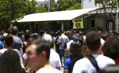 Candidatos comparecem a local de prova para a primeira etapa do Exame Nacional do Ensino Médio (Enem) 2022.