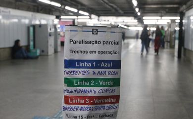 São Paulo (SP), 28/11/2023 - Aviso da paralização parcial na estação Tiradentes durante a greve no metrô em protesto contra as privatizações do transporte e saneamento básico. Foto: Rovena Rosa/Agência Brasil