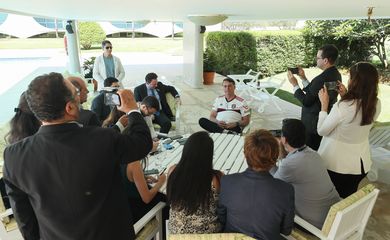 O presidente da República Jair Bolsonaro conversa com a imprensa no Palácio da Alvorada