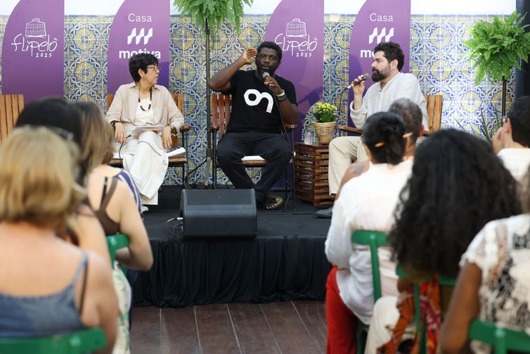 Rovena Rosa/Agência Brasil Salvador (BA), 09/08/2025 - O escritor marfinense GauZ' fala sobre seu primeiro livro De pé, tá pago na mesa Com a palavra o escritor na Casa Motiva durante a Festa Literária Internacional do Pelourinho - Flipelô. Foto: Rovena Rosa/Agência Brasil