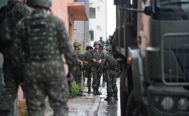Vila Velha (ES) - Soldados do Exército fazem a segurança das ruas e dos terminais rodoviários vazios em Vila Velha, região metropolitana de Vitória (Tânia Rêgo/Agência Brasil)