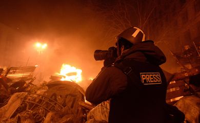 Journalist documenting events at the Independence square. Clashes in Ukraine, Kyiv. Events of February 18, 2014. - Foto: Mstyslav Chernov/Wikimedia Commons