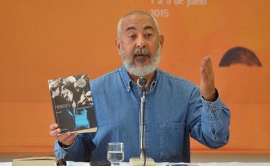  O escritor cubano Leonardo Padura,afirma que no futuro, se alguém ler os jornais atuais de Cuba e os livros, vai pensar que existiam dois países diferentes (Tânia Rêgo/Agência Brasil)