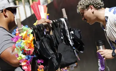 Rio de Janeiro (RJ) 10/02/2024 – Vendedores ambulantes no blocos de carnaval no centro da cidade. Foto: Fernando Frazão/Agência Brasil