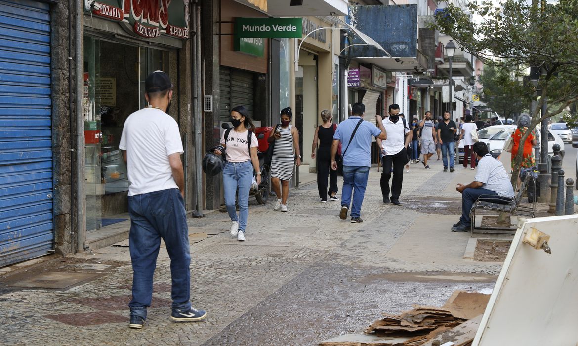 Comerciantes da Rua do Imperador, na região central de Petrópolis, retomam atividades dez dias após as chuvas.