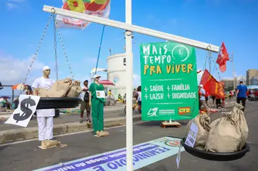 Ato do 1º de maio no Rio de Janeiro na praia de Copacabana pede fim da escala 6x1, regulamentação dos trabalhadores de aplicativo, combate ao feminicídio e defesa da soberania.