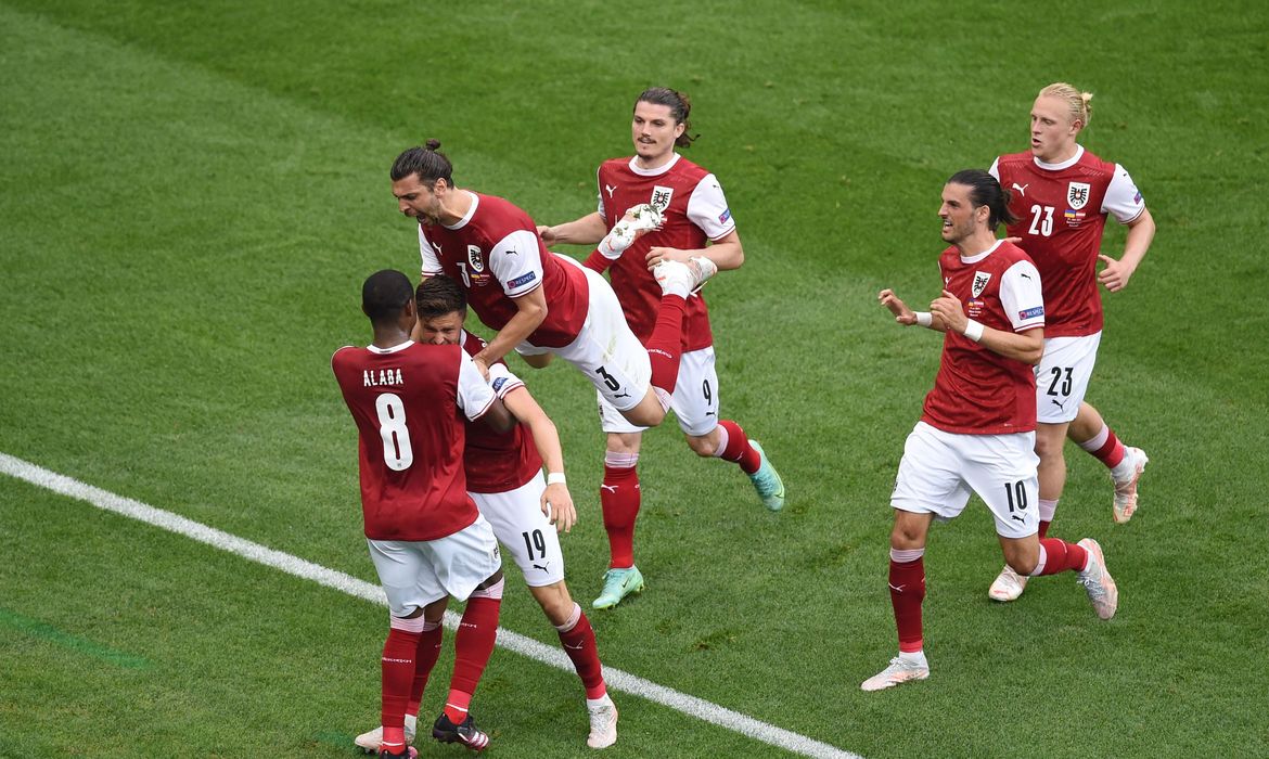 Jogadores da Áustria comemoram gol contra Ucrânia