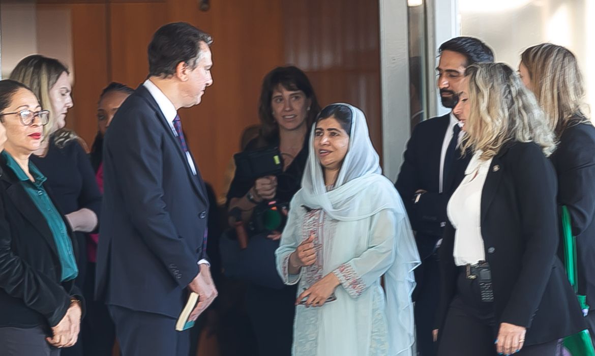 Brasília - 25.05.2023 -  Ativista Paquistanesa, Malala Yousafzai e o  Ministro da Educação, Camilo Santana, conversam após reunião no MEC. Foto: José Cruz/ Agência Brasil