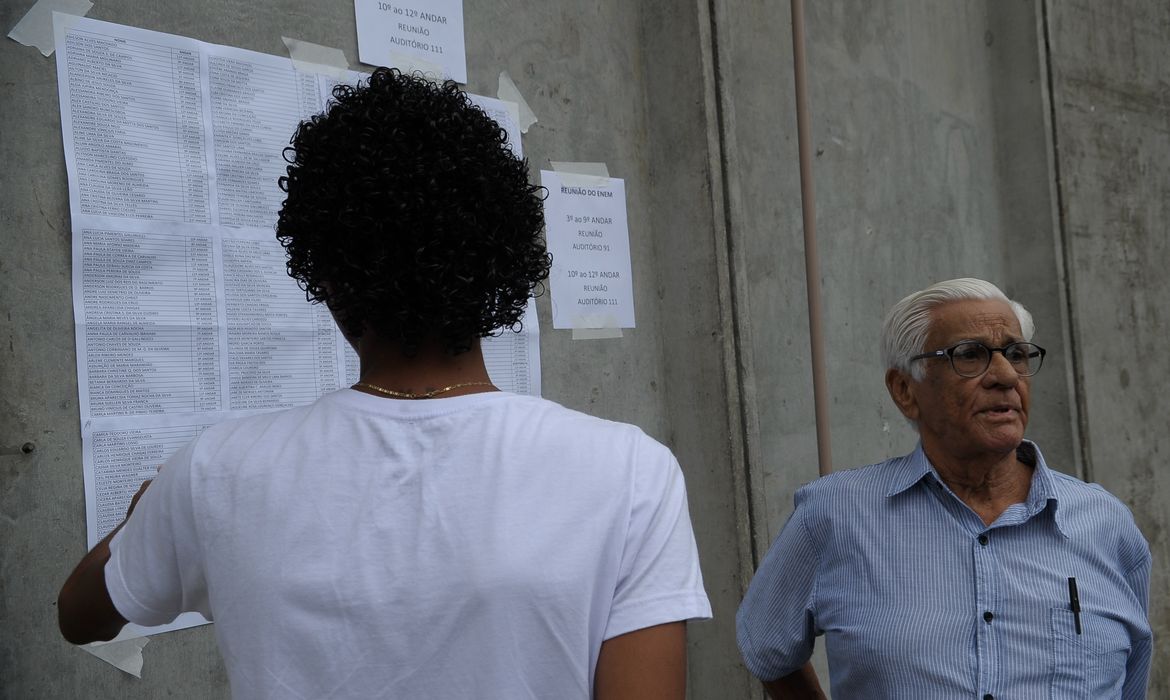 Rio de Janeiro - O aposentado Carlos Alberto Barbosa participa do Exame Nacional do Ensino Médio (Enem) na Universidade do Estado do Rio de Janeiro (Uerj).