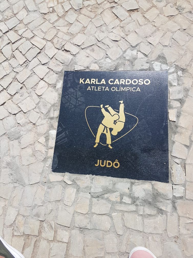 placa na calçada da fama do judô, na Cidade das Artes Marciais, em Jacarepaguá (RJ)