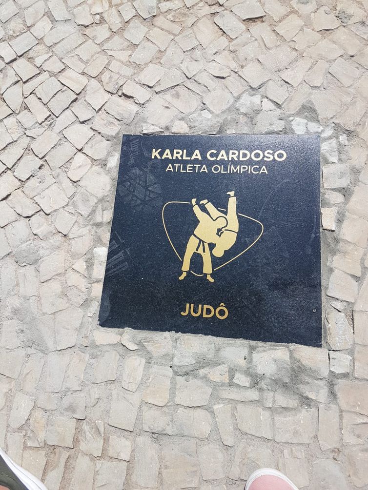 Karla Cardoso/Arquivo Pessoal placa na calçada da fama do judô, na Cidade das Artes Marciais, em Jacarepaguá (RJ)