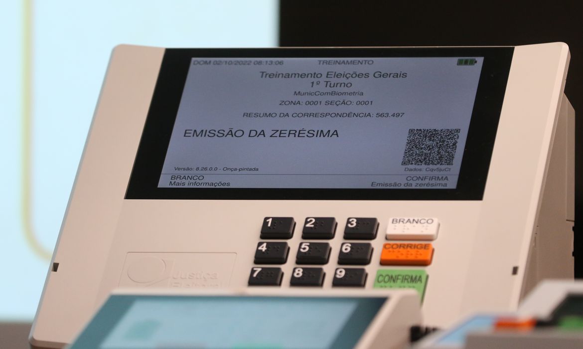 Urnas eletrônicas que serão usadas nas Eleições 2022 apresentadas durante coletiva de imprensa sobre as eleições, na sede do TRE-RJ, centro da cidade.