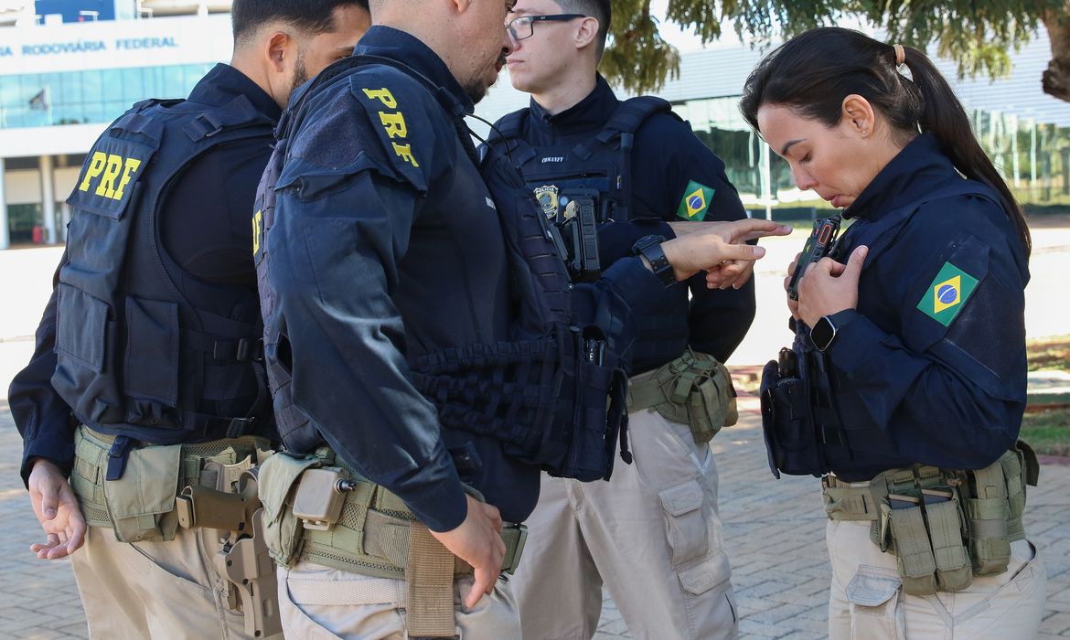 Brasília - 25/05/2023 - PRF - A Polícia Rodoviária Federal (PRF) apresenta o Projeto Estratégico Bodycams, que trata do conjunto de estudos do órgão, sob orientação do Ministério da Justiça e Segurança Pública (MJSP), para implementar o uso de câmeras corporais nos uniformes dos policiais.  Foto: Antônio Cruz/ Agência Brasil