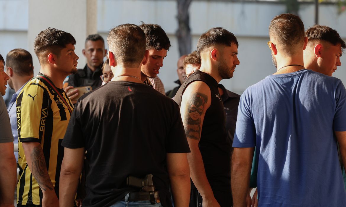 Rio de Janeiro (RJ) 23/10/2024 - Torcedores do time Peñarol, do Uruguai, envolvidos em confusão no Recreio dos Bandeirantes, são tradizos à Cidade da Polícia Civil. Foto: Fernando Frazão/Agência Brasil