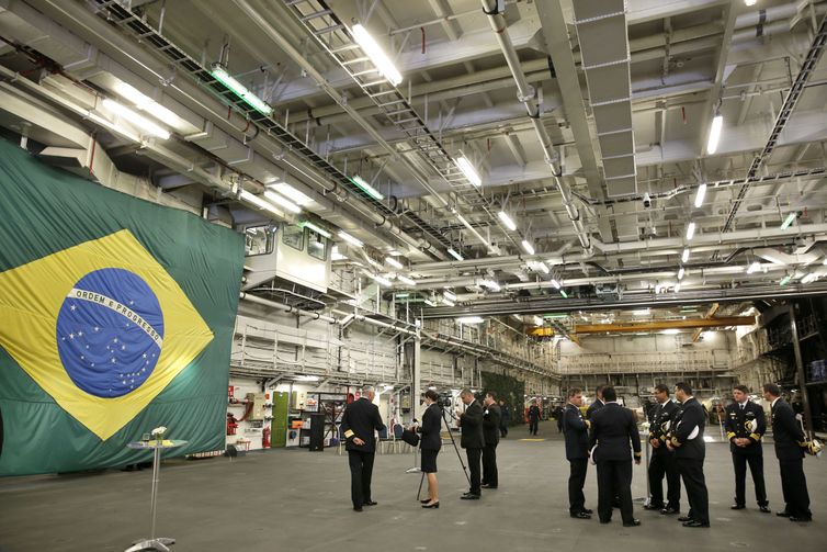 O ministro da Segurança Pública, Raul Jungmann participa da cerimônia de transferência de subordinação do porta-helicópteros multipropósito Atlântico para o Comando de Operações Navais da Marinha, no Arsenal de Marinha do Rio, na Ilha das Cobras