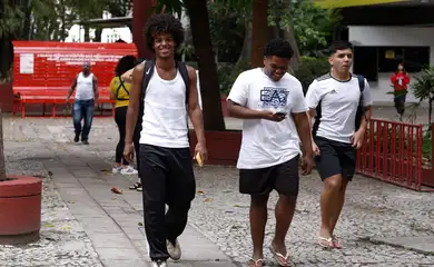 Rio de Janeiro(RJ), 10/11/2024 - Primeiros estudantes deixam o local de prova no segundo dia do Exame Nacional do Ensino Médio (Enem) 2024, na universidade UNINASSAU, no Flamengo, zona sul da cidade.  Foto: Tânia Rêgo/Agência Brasil