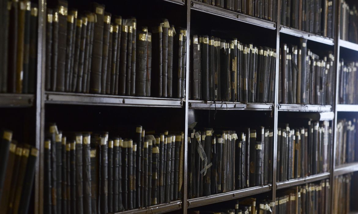 Reabertura da biblioteca da Casa do Povo, que possui um acervo de quase 8 mil livros e centenas de moldes de roupas, no Bom Retiro, em São Paulo.