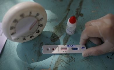 Um profissional de saúde mostra um teste para a doença de coronavírus (COVID-19), na Bela Vista do Jaraqui, na Unidade de Conservação Puranga Conquista, às margens do rio Negro, onde vivem Ribeirinhos (habitantes da floresta), em meio à doença