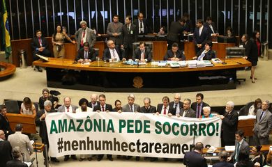 Brasília - Oposição abre faixa de protesto durante sessão da Câmara dos Deputados que aprovou a MP 758/16 que reduz limites de floresta nacional no Pará (Antonio Cruz/Agência Brasil)