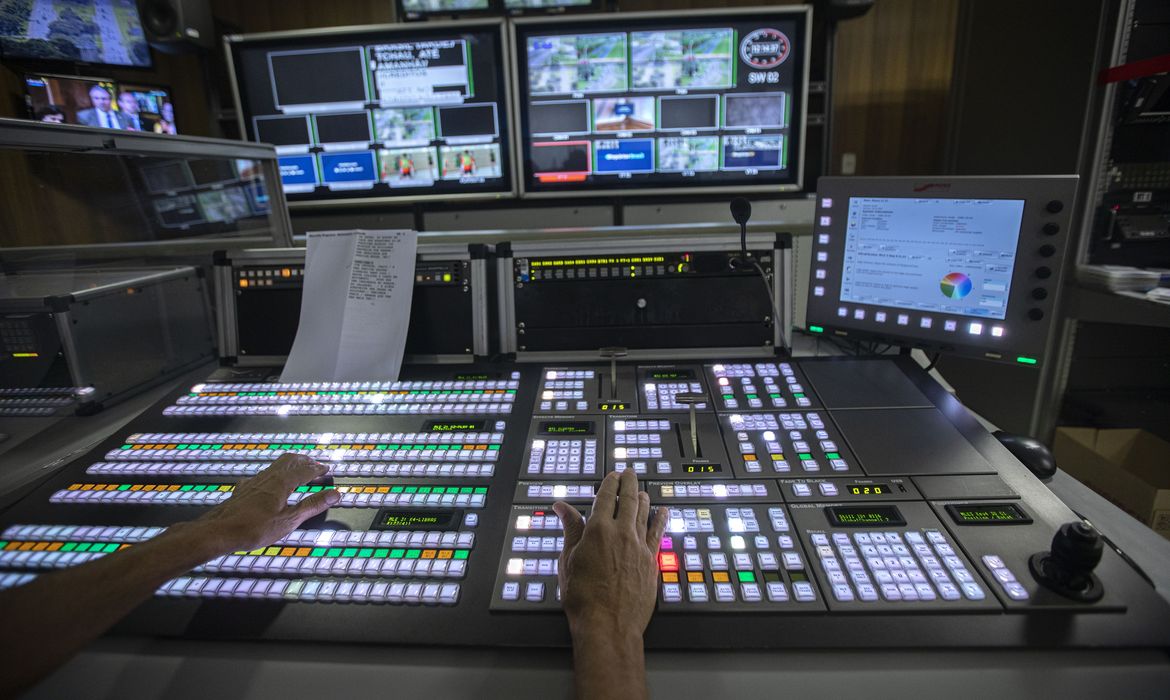 Brasília (DF) 06-04-2023 - Por dentro da Empresa Brasil de Comunicação (EBC), vista do switcher durante transmissāo ao vivo do programa Repórter DF. 
Foto: Joédson Alves/Agência Brasil