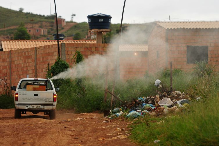 Fumacê - Carro pulveriza inseticida. Produto é eficaz contra o mosquito que transmite dengue, zika, chikungunya e febre amarela. Foto: Pedro Ventura/Agencia Brasilia