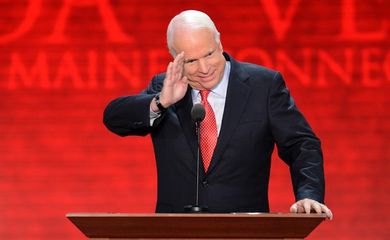 Um dos principais adversários de Donald Trump dentro do Partido Republicano, o senador John McCain morreu aos 81 anos, vítima de câncer no cérebro