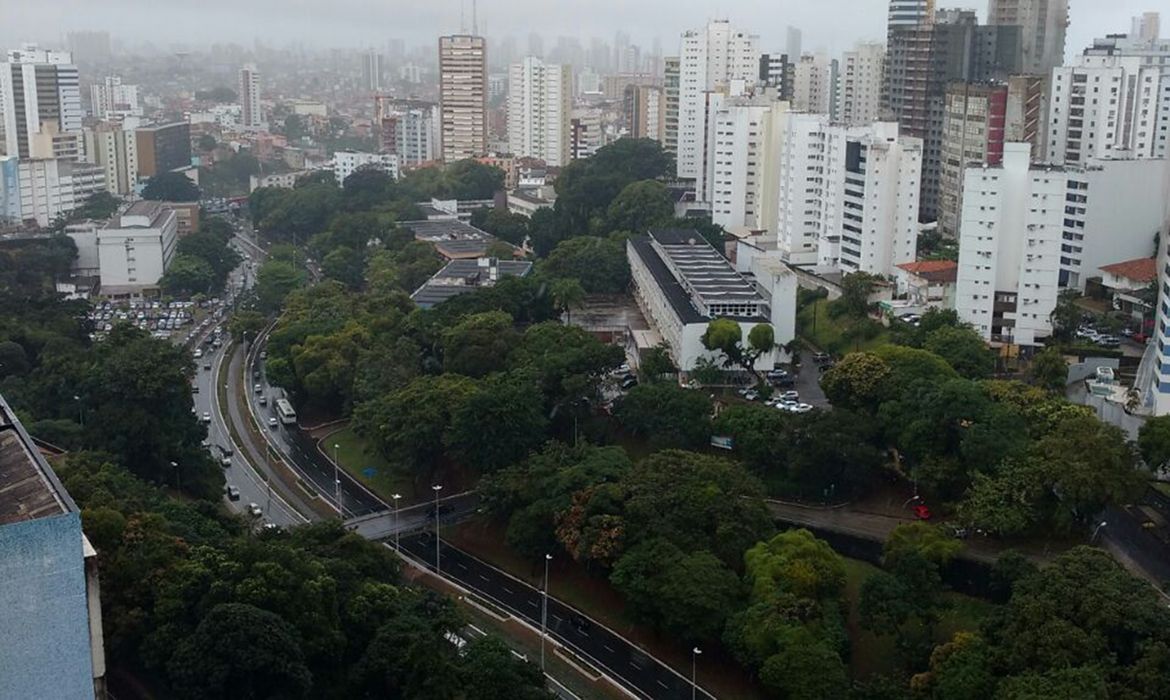Por causa da chuva, Defesa Civil mantém alerta por três dias em Salvador (Divulgação/Andréa Mariani)