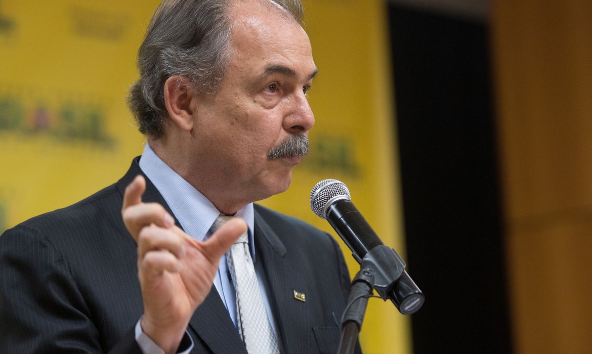 Brasília - O novo ministro da Educação, Aloizio Mercadante, assume a pasta e recebe o cargo de seu antecessor Renato Janine Ribeiro ( Marcelo Camargo/Agência Brasil)