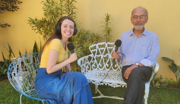 Apresentadora Isabela Azevedo entrevista o historiador Antonio José Barbosa