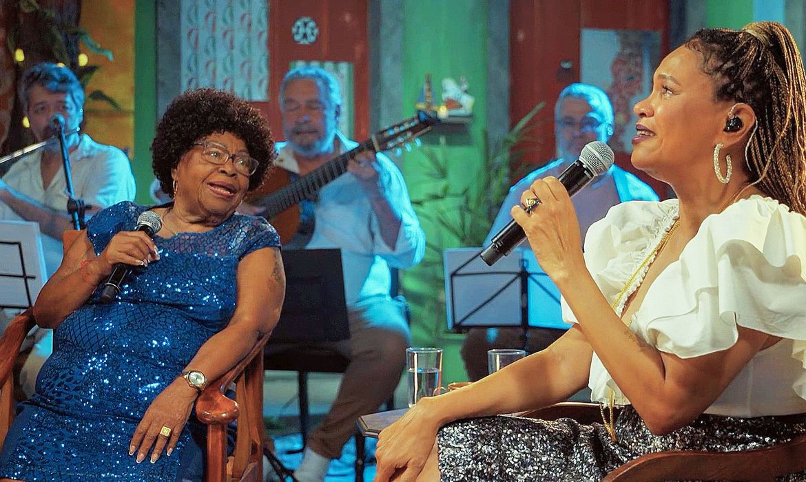 Rio de Janeiro (RJ) 03/01/2025 - Tia Surica ganha homenagem de Teresa Cristina no Samba na Gamboa, da TV Brasil Frame TV Brasil