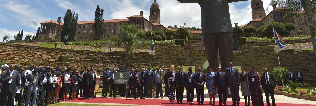 Com a presença do presidente sul-africano Jacob Zuma, foi inaugurada no jardim do Palácio Union Buildings, sede do governo, uma estátua do ex-presidente Nelson Mandela, no Dia da Reconciliação na África do Sul