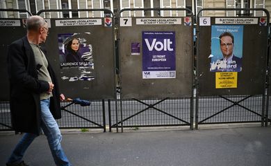 Homem caminha em frente a pôsteres com propaganda eleitoral em Paris, antes de eleição antecipada para o Parlamento da França
22/06/2024 REUTERS/Dylan Martinez