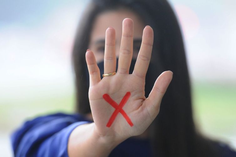 Vítimas de violência doméstica podem apresentar um sinal vermelho na mão para alertar que estão vivendo uma situação de vulnerabilidade