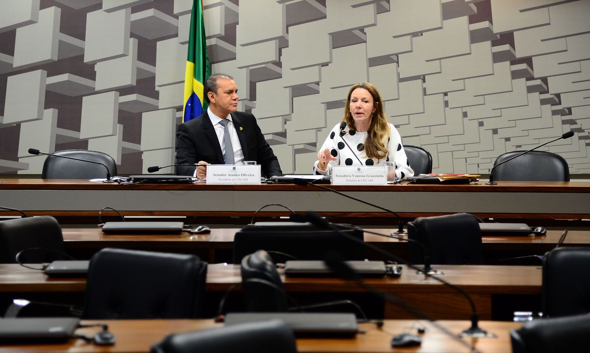 Brasília – O presidente da CPI do CARF, senador Atídes Oliverira e a relatora da CPI do CARF, senadora Vanessa Grazziotin, durante a leitura do relatório final. (Antônio Cruz/Agência Brasil)