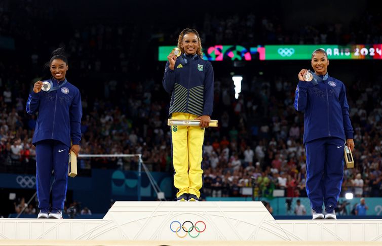 Paris 2024 Olympics - Artistic Gymnastics - Women's Floor Exercise Victory Ceremony - Bercy Arena, Paris, France - August 05, 2024.
Gold medallist Rebeca Andrade of Brazil celebrates on the podium with silver medallist Simone Biles of United States and bronze medallist Jordan Chiles of United States. REUTERS/Hannah Mckay