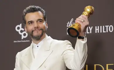 Wagner Moura poses with the Best Performance by a Male Actor in a Motion Picture - Drama award for 