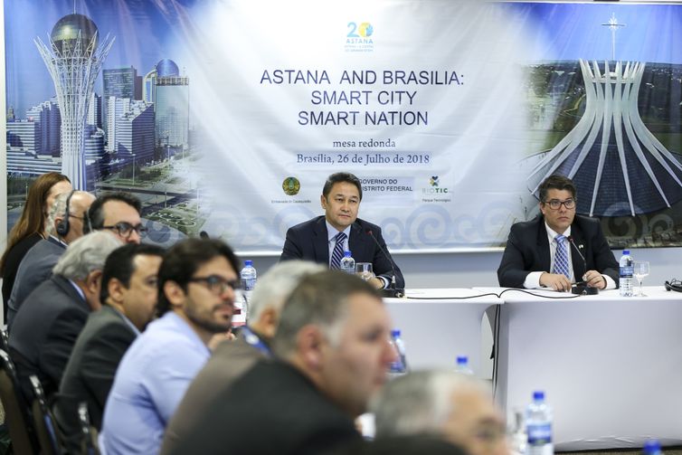 O embaixador do Cazaquistão, Kairat Sarzhanov, e o secretário adjunto de Ciência e Tecnologia do DF,  Marcelo Chubaci, durante a mesa redonda 