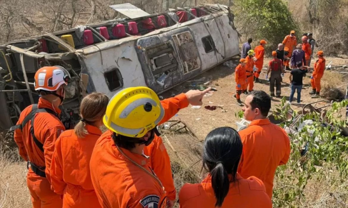 Capotamento de ônibus que levava romeiros deixa 15 mortos em Alagoas