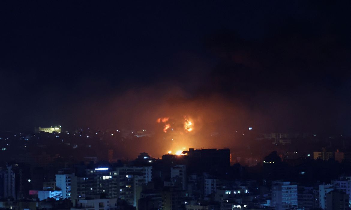 Fire and smoke rise over Beirut's southern suburbs after a strike, amid ongoing hostilities between Hezbollah and Israeli forces, as seen from Sin El Fil, Lebanon, October 3, 2024. Reuters/Amr Abdallah Dalsh/Proibida reprodução