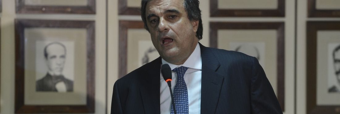 O ministro da Justiça, José Eduardo Cardozo, fala com jornalistas na sede do Ministério
