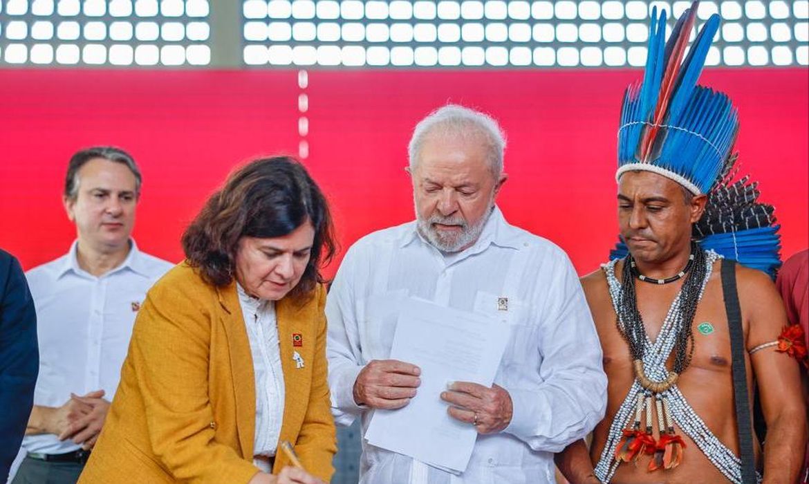 Recife (PE) - O presidente Luiz Inácio Lula da Silva (c) acompanhado da ministra da Saúde, Nísia Trindade (e) durante lançamento do programa farmácia para todos, em Recife. Foto: Ricardo Stuckert/PR